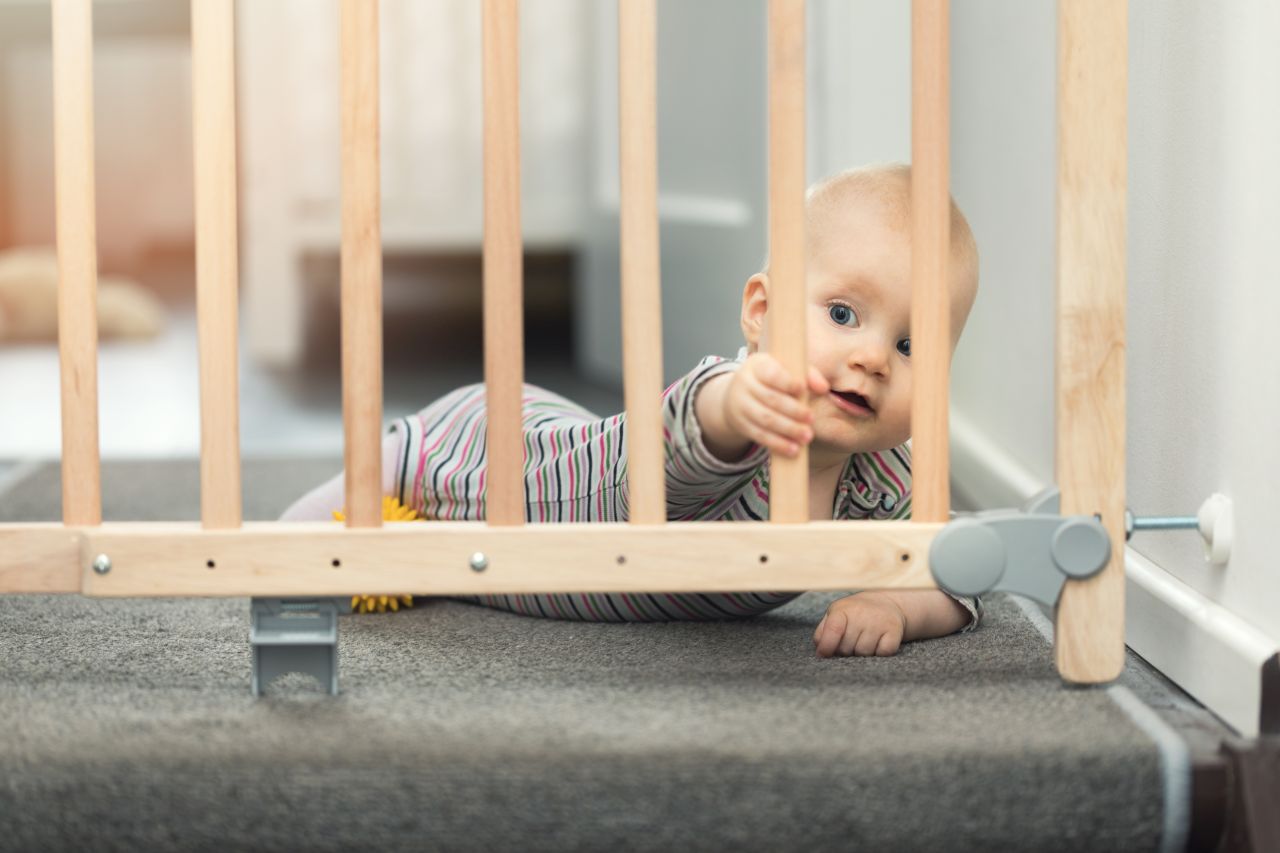 Jak zapewnić bezpieczeństwo maluchowi w domu i poza nim?
