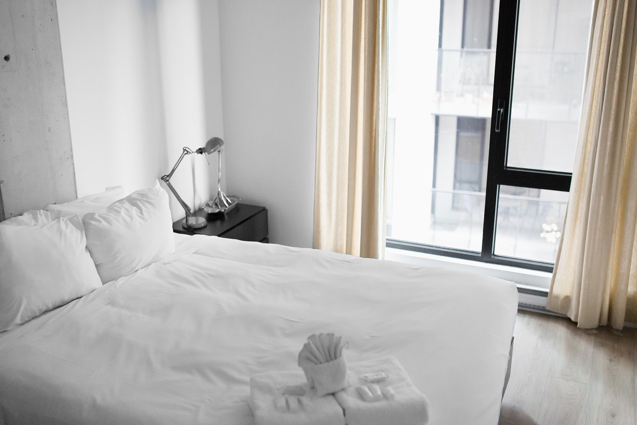 Firany czy rolety – co lepiej sprawdza się w hotelach?