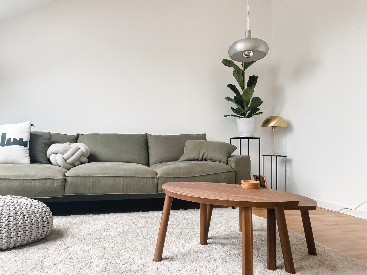 Jaka kanapa do salonu będzie ergonomiczna i zapewni odpowiedni komfort?