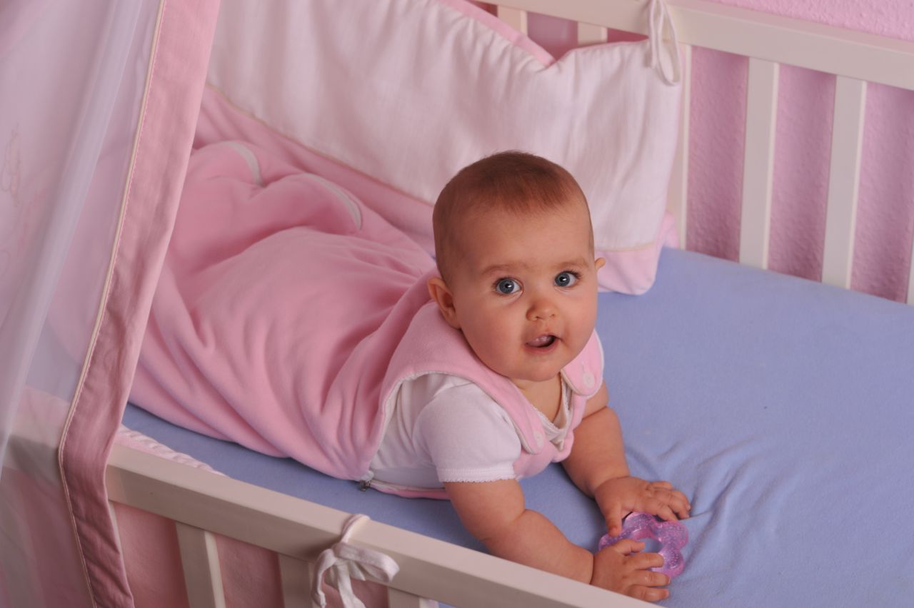 Czym kierować się przy wyborze łóżeczka dziecięcego?