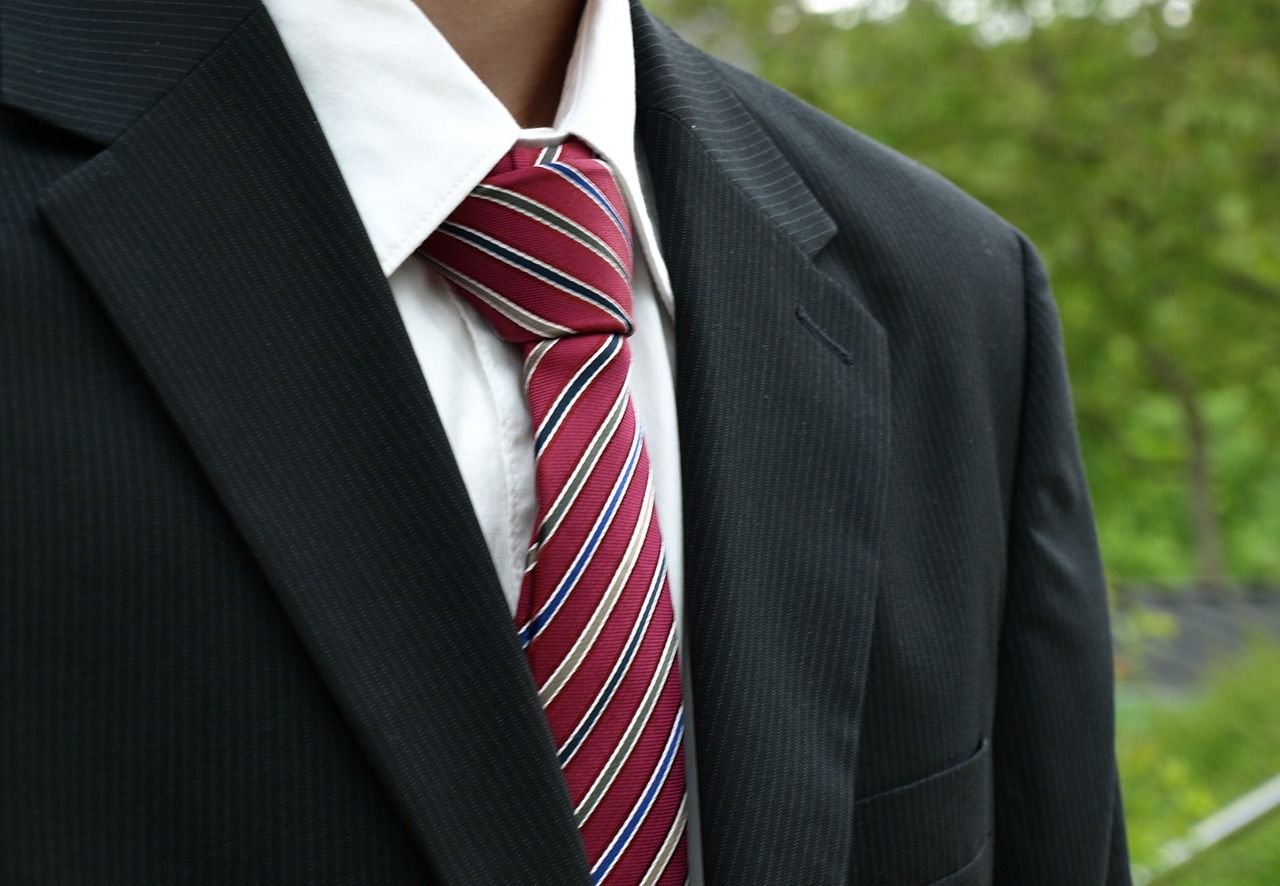 Krawat – atrakcyjny dodatek do eleganckich stylizacji